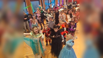 Buntes Treiben beim Kinderfasching der DJK Neuhaus (Bild: Denise Heimerl)