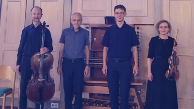 Die Interpreten des festlichen Konzerts am Pfarrfestsonntag vor der Sandter-Orgel in St. Konrad. (Bild: Michael Jakob)