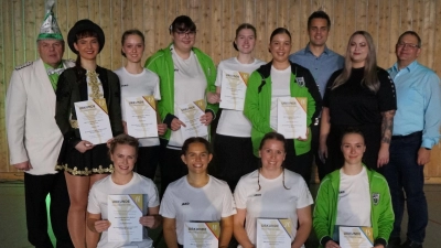 Für langjährige Mitgliedschaft bei der Faschingsgesellschaft Grün-Weiß gab es aus der Hand von Präsident Michael Welnhofer und seiner Stellvertreterin Stella Welnhofer (zweite von rechts) Urkunden. Bürgermeister Rudolf Teplitzky und sein Stellvertreter Egbert Völkl (rechts) gratulierten (Bild: Elfriede Weiß)