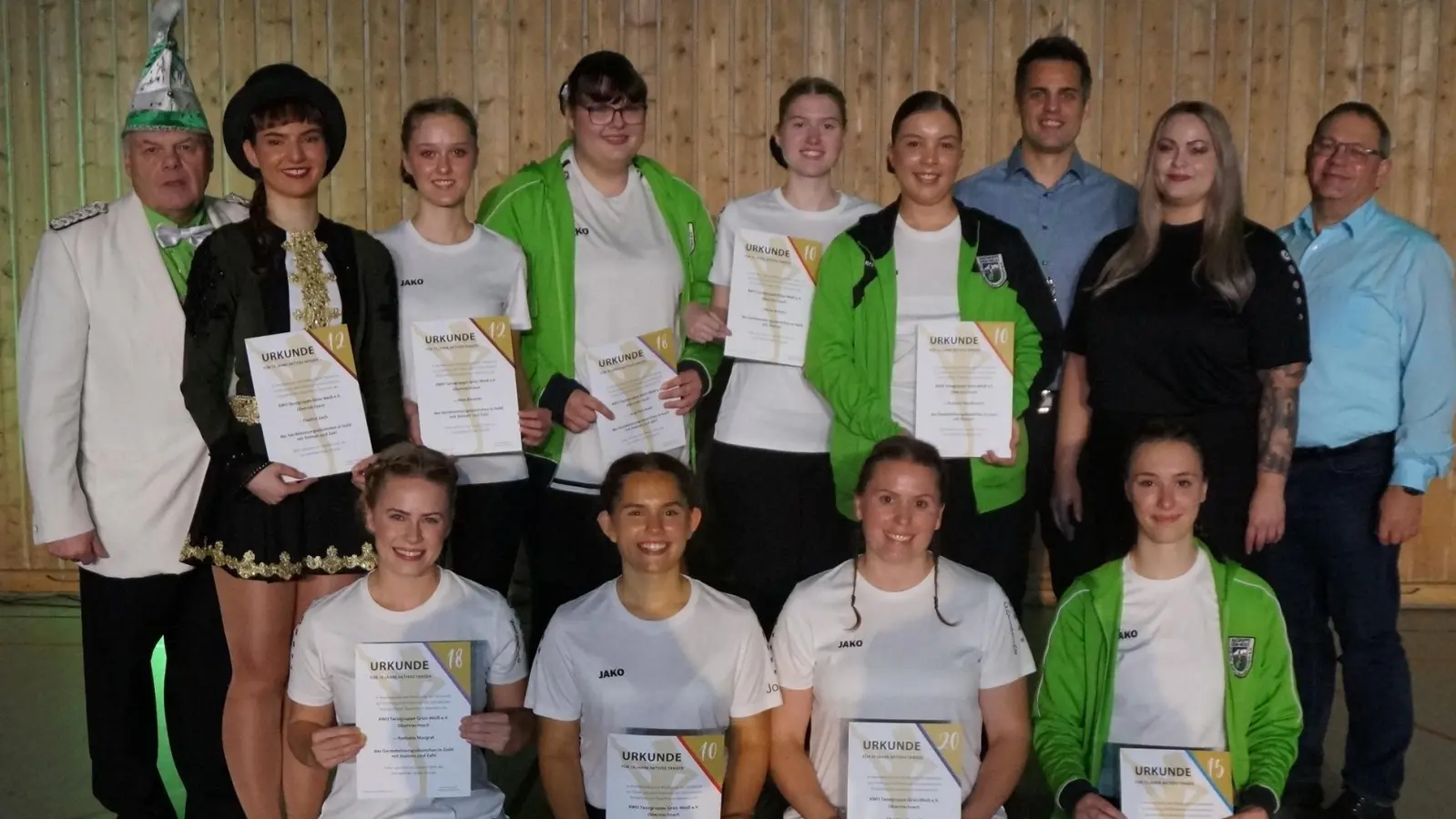 Für langjährige Mitgliedschaft bei der Faschingsgesellschaft Grün-Weiß gab es aus der Hand von Präsident Michael Welnhofer und seiner Stellvertreterin Stella Welnhofer (zweite von rechts) Urkunden. Bürgermeister Rudolf Teplitzky und sein Stellvertreter Egbert Völkl (rechts) gratulierten (Bild: Elfriede Weiß)