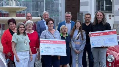 Monika Grötsch/LebenPlus, Gabriele Treml-Laubert/Kassiererin OGV Waldsassen, Gudrun Sirtl/KAB Waldsassen, Robert Lang/Vorstandschaft OGV Waldsassen, Markus Scharnagl/2. Bürgermeister Waldsassen, Sonja Schnurrer/Caritas KV Tirschenreuth, Ursl Rossgoderer/Fahrerin, Klaus Schuster/Organisator Sportwagenevent, Anna Gühl/Jüngste Fahrerin, Tobias Tippmann/FFW Waldsassen, Matthias Rössle/Pflegerischer Leiter SAPV-Waldnaab. (Bild: Klaus Schuster)