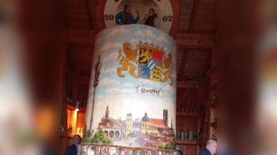 Auch der größte Bierkrug der Welt im Landgasthof „Hammerschänke” in Lukahammer stand auf dem Programm der AWO. (Bild: Resi Wagner)