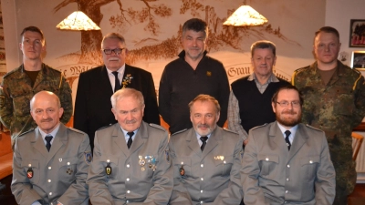 Die neu gewählte Vorstandschaft der Krieger- und Soldatenkameradschaft Tröbes (vorne von links) Schriftführer Hans Neuber, 1. Vorsitzender Josef Schafbauer, 2. Vorsitzender Georg Frischholz und Kassier Hans-Peter Voit sowie Beisitzer Alfred Bauer (stehend Zweiter von rechts). Dazu gratulierten eine Abordnung der Bundeswehr Oberviechtach mit Hauptmann Geier (rechts) Kreisvorsitzenden Richard Berger und Bürgermeister Bernhard Rom. (Bild: Peter Garreiss)