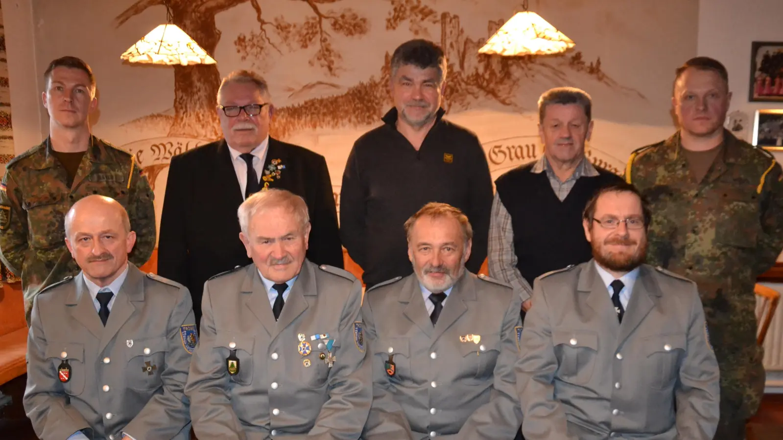 Die neu gewählte Vorstandschaft der Krieger- und Soldatenkameradschaft Tröbes (vorne von links) Schriftführer Hans Neuber, 1. Vorsitzender Josef Schafbauer, 2. Vorsitzender Georg Frischholz und Kassier Hans-Peter Voit sowie Beisitzer Alfred Bauer (stehend Zweiter von rechts). Dazu gratulierten eine Abordnung der Bundeswehr Oberviechtach mit Hauptmann Geier (rechts) Kreisvorsitzenden Richard Berger und Bürgermeister Bernhard Rom. (Bild: Peter Garreiss)