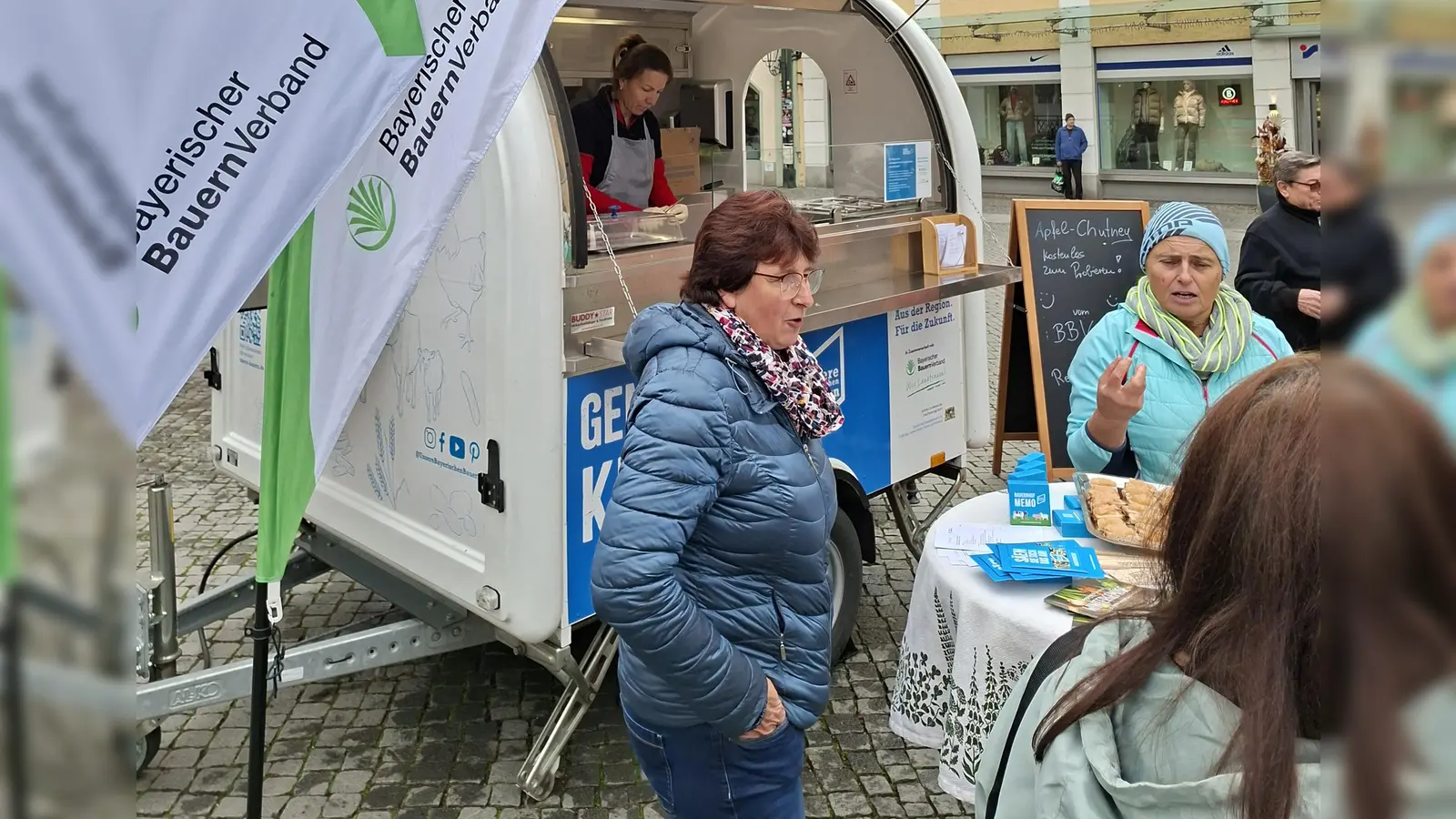 Das Genusskisterl von „Unsere Bayerischen Bauern” beim Amberger Bauernmarkt. (Bild: Simon Lösch)