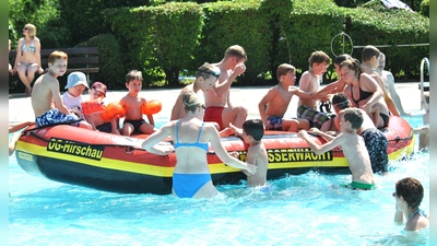 Archivbild: vor 10 Jahren hatte die Gemeinde Illschwang auch zu einem Badfest, aus Anlass des 40-jährigen Bestehens eingeladen: hier vergnügen sich die Kids in einem Schlauchboot, welches von der Ortsgruppe der Wasserwacht Hirschau, für den Anlass, zur Verfügung gestellt wurde. (Bild: Norbert Weis)