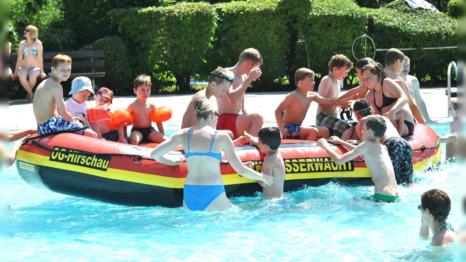 Archivbild: vor 10 Jahren hatte die Gemeinde Illschwang auch zu einem Badfest, aus Anlass des 40-jährigen Bestehens eingeladen: hier vergnügen sich die Kids in einem Schlauchboot, welches von der Ortsgruppe der Wasserwacht Hirschau, für den Anlass, zur Verfügung gestellt wurde. (Bild: Norbert Weis)