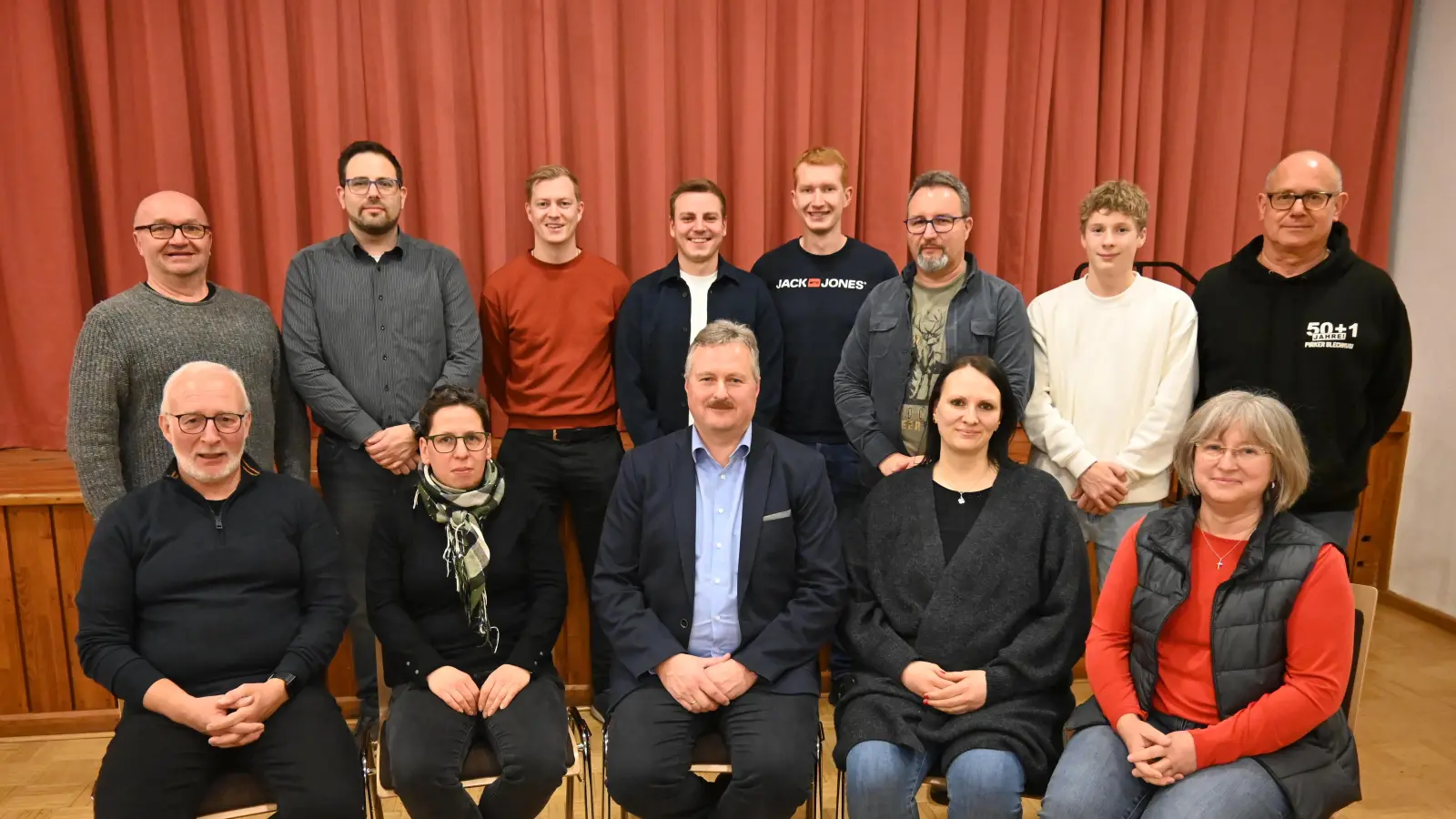 Tobias Forster (1. Reihe Mitte) steht nach den Neuwahlen an der Spitze der Vorstandschaft der Pirker Blechmusi. (Bild: Kerstin Kiener)