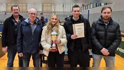 im Bild die Sieger im Bezirksligapokal DJK Ettmannsdorf mit Bezirkssportwart D. Buchner (links) (Bild: Dieter Buchner)