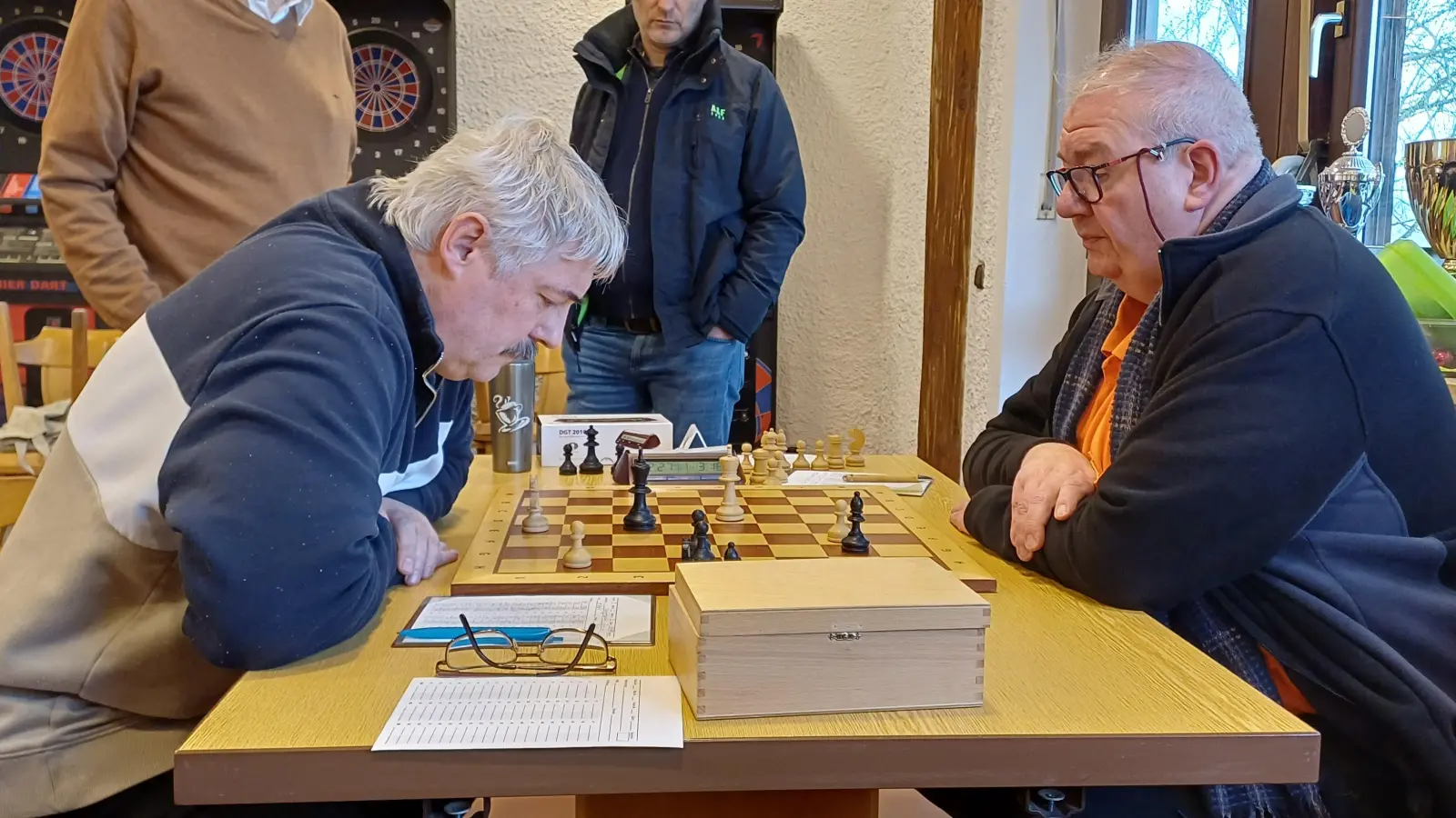 Der Moment der Entscheidung: Rösch (rechts) hat Vasiceks Springer soeben zur Untätigkeit verdammt. (Bild: Jürgen Zeitler)