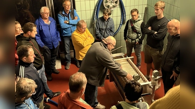 Braumeister Helmut Aures (Mitte) erklärte die einzelnen Schritte des Bierbrauens bis hinunter zum Lagerkeller. (Bild: Joachim Gebhardt)