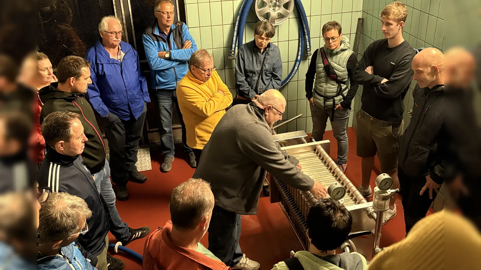 Braumeister Helmut Aures (Mitte) erklärte die einzelnen Schritte des Bierbrauens bis hinunter zum Lagerkeller. (Bild: Joachim Gebhardt)