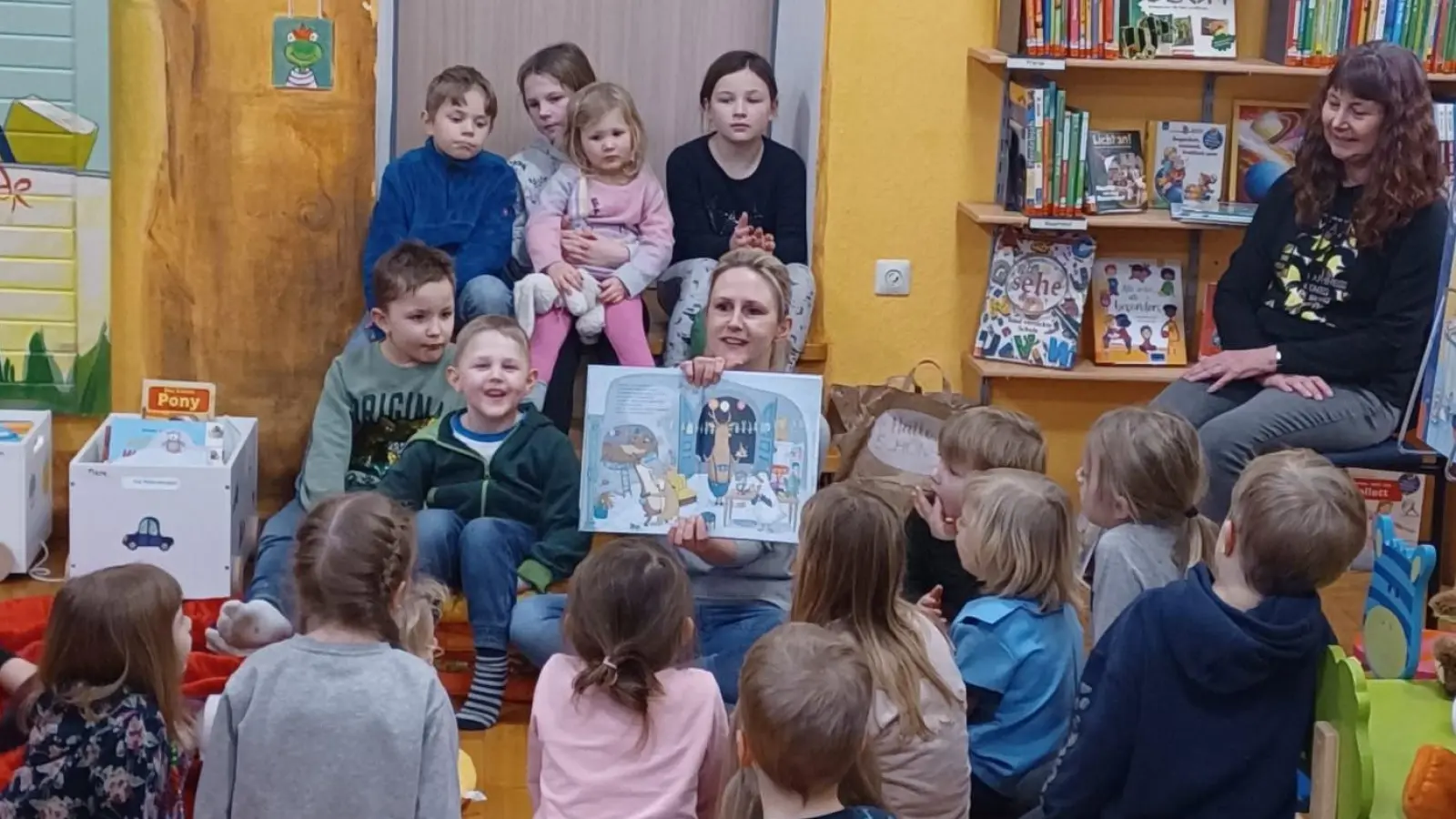 Vorlesestunde in der Gemeindebücherei Kulmain. (Bild: Sandra Popp)