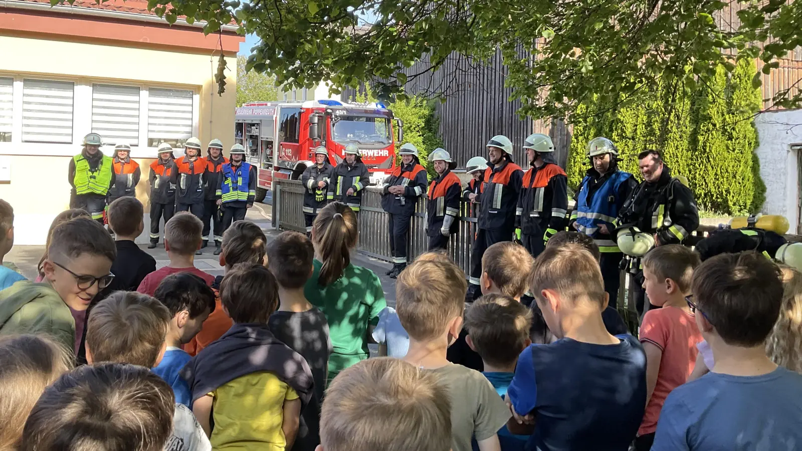 Schülerinnen und Schüler der GS Mähring mit den Feuerwehrleuten (Bild: Kathrin Thoma)