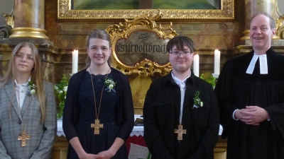 Sie wurden gesegnet und sind nun Teil der Kirchengemeinde: Thea Prölß, Ronja Amann und Leon Rauch (von links). (Bild: Siegfried Bock)