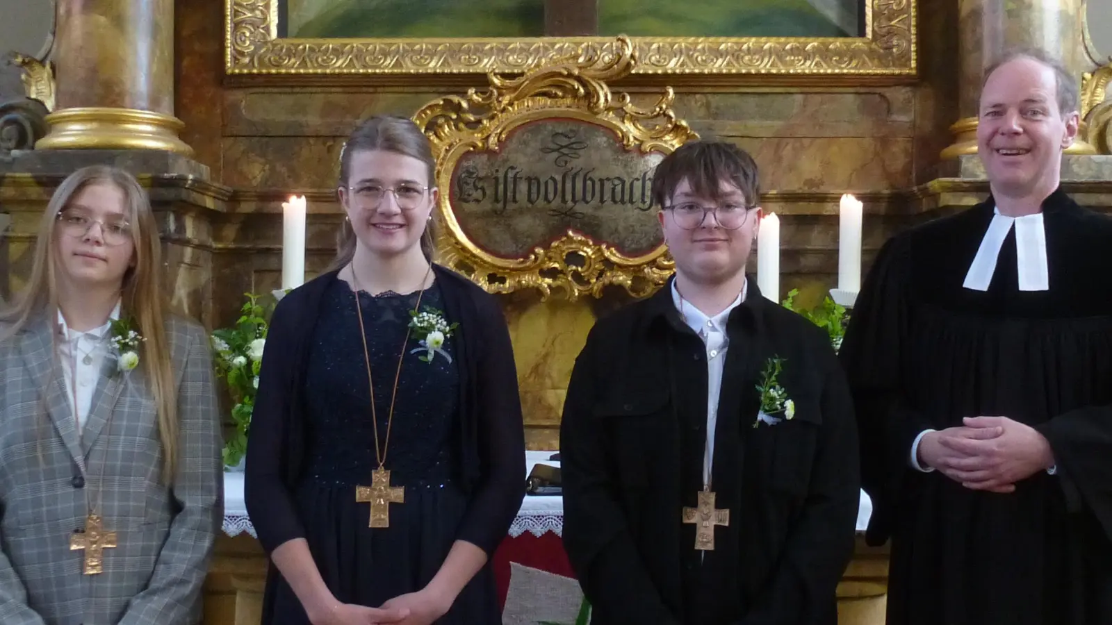 Sie wurden gesegnet und sind nun Teil der Kirchengemeinde: Thea Prölß, Ronja Amann und Leon Rauch (von links). (Bild: Siegfried Bock)