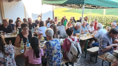 Bei sommerlichen Temperaturen fanden sich wieder viele Mitglieder mit ihren Familien zum Vereinsgrillfest ein. (Bild: Wolfgang Raps)
