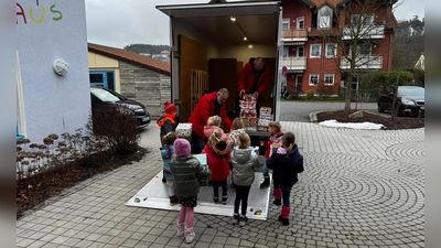Die Kinder helfen beim Verladen der Päckchen. (Bild: Lukas Ries)