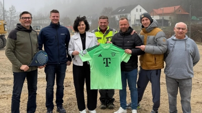 Baustellenbesuch beim 1.FC Rieden mit MdL Bernhard Heinisch (3.v.rechts) Bauleiter Stephan Amler (Fa. Polytan, 2.von links) und Herbert Zapf (Baggerbetrieb, 4. von links). (Bild: Hans Fischer)