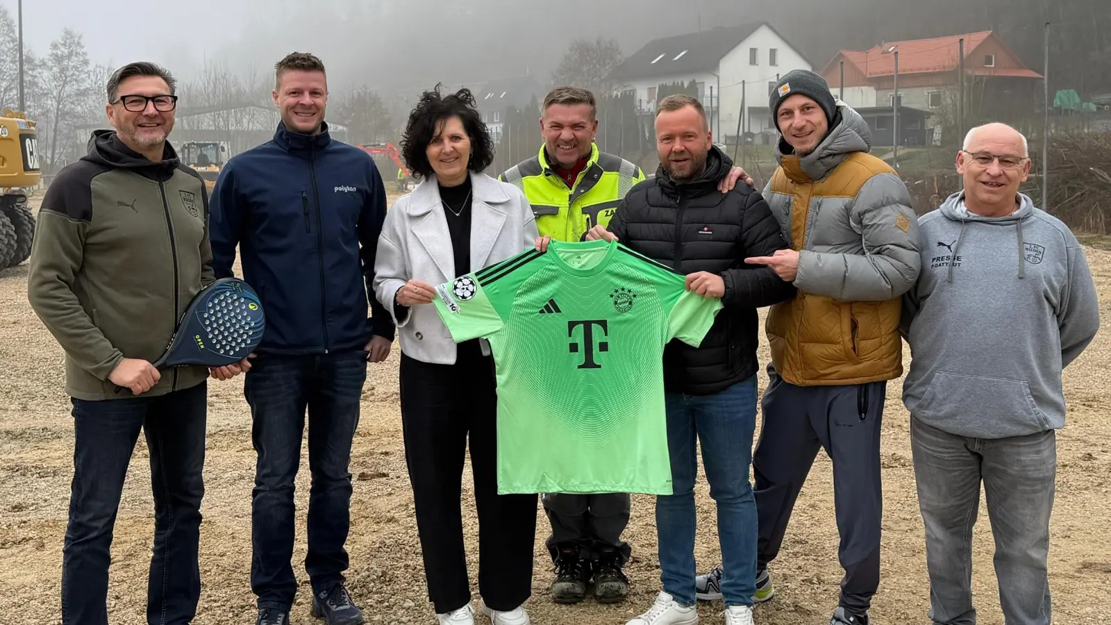 Baustellenbesuch beim 1.FC Rieden mit MdL Bernhard Heinisch (3.v.rechts) Bauleiter Stephan Amler (Fa. Polytan, 2.von links) und Herbert Zapf (Baggerbetrieb, 4. von links). (Bild: Hans Fischer)