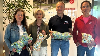 Lehrkräfte Stefanie Lehner (li.), Carin Hafensteiner (2.v.li.), Konrad Kauzner (re.) mit Pflegedienstleiter Manfred Seitz (2.v.re.) bei der Übergabe der Nackenkissen im Bruder-Gerhard-Hospiz. (Bild: Brigitte Zilch)