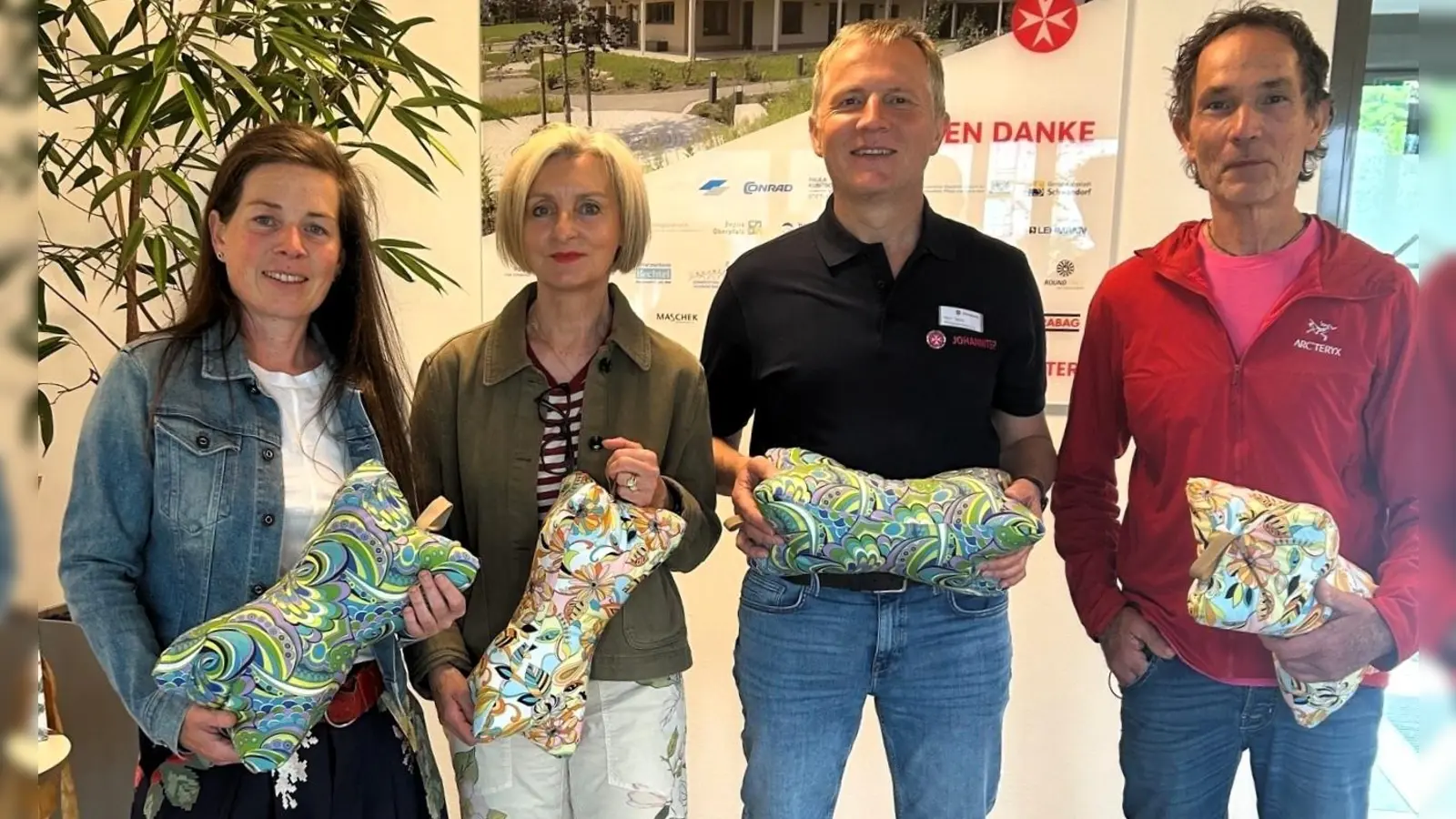 Lehrkräfte Stefanie Lehner (li.), Carin Hafensteiner (2.v.li.), Konrad Kauzner (re.) mit Pflegedienstleiter Manfred Seitz (2.v.re.) bei der Übergabe der Nackenkissen im Bruder-Gerhard-Hospiz. (Bild: Brigitte Zilch)