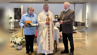 Von links Messnerin und Kirchenverwaltungsmitglied Irmgard Wenkmann, Pfarrer Klaus Birnthaler und Kirchenpfleger Egid Koller (Bild: Marion Baumer)
