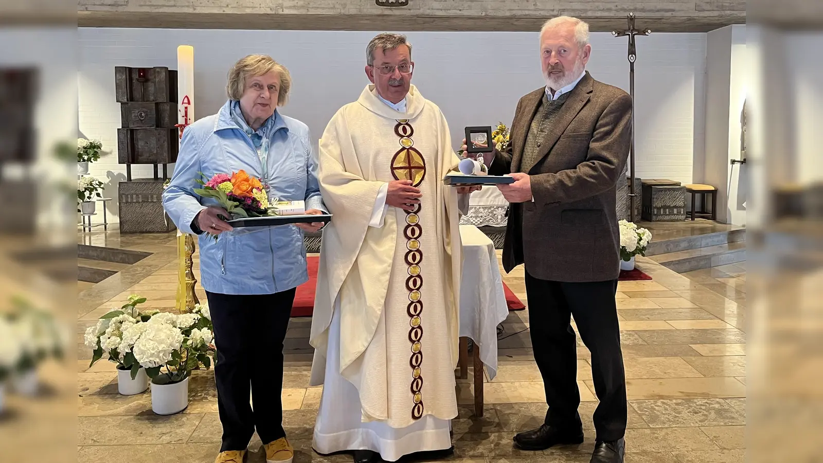 Von links Messnerin und Kirchenverwaltungsmitglied Irmgard Wenkmann, Pfarrer Klaus Birnthaler und Kirchenpfleger Egid Koller (Bild: Marion Baumer)