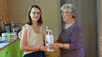 AWO Seniorenbeauftragten Juane Demleitner (links) bedankte sich mit einem kleinen Dankeschön bei der GutenPflegeLotsin Theresa Krämer (Bild: Michael Welnhofer)