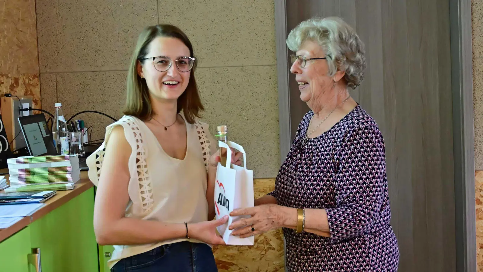 AWO Seniorenbeauftragten Juane Demleitner (links) bedankte sich mit einem kleinen Dankeschön bei der GutenPflegeLotsin Theresa Krämer (Bild: Michael Welnhofer)