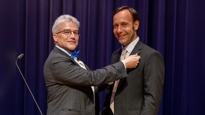 Klaus Horn übergibt die Präsidentennadel an Kranz Kummert (Bild: Tobias Riedl)