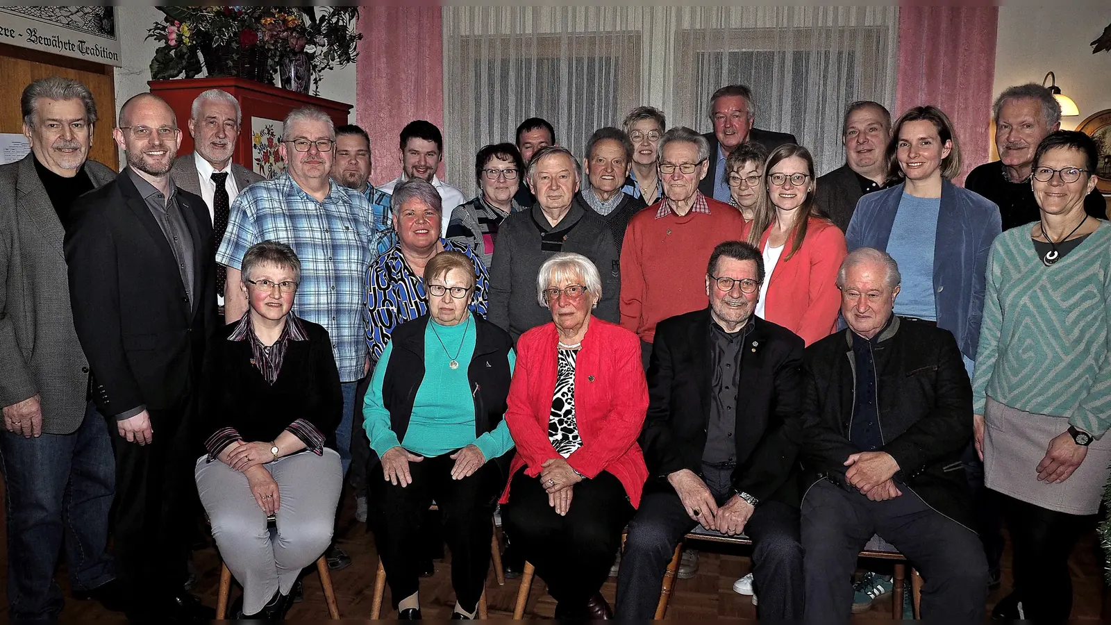 Zahlreiche Ehrengäste waren zur Jahreshauptversammlung erschienen. Sie hörten einen umfassenden Rückblick der Vorsitzenden Sabine Birner (7. stehend von links), sie berichtete auch aus dem 75jährigen Jubiläum des Behinderten- und Vitalsportverein. Ferner standen Ehrungen auf dem Tagesprogramm. (Bild: Reinhard Kreuzer)