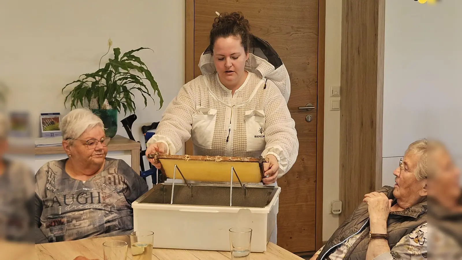 Tanja Steger stellt ihr Hobby, die Imkerei in der Tagespflege Unter`m Fahrenberg vor (Bild: Melanie Reber)