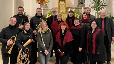 Das Bild zeigt die Ruiter Bläser zusammen mit der Chorschola. (Bild: Markus Kasparides )