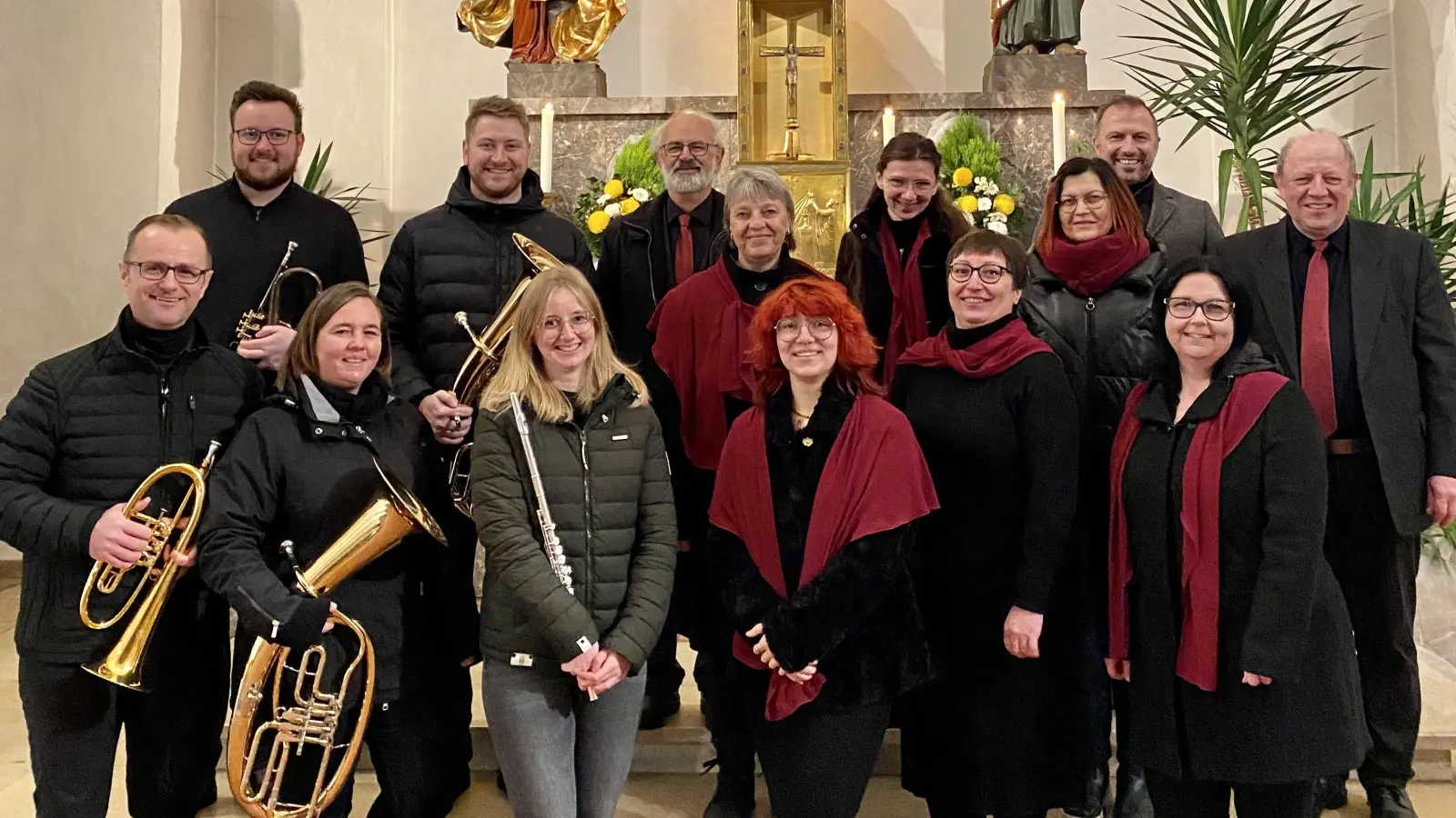 Das Bild zeigt die Ruiter Bläser zusammen mit der Chorschola. (Bild: Markus Kasparides )