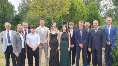 (von links nach rechts): Die Ehrengäste mit den sechs Schulbesten: Franz Mädler (stellv. Landrat Amberg-Sulzbach), Bernhard Heinisch (MdL), Josef Eckert (stellv. Schulleiter FOSBOS), Elias Bauer (1,5), Lukas Schwab (1,5), Nika Kempf (1,1), Viktoria Welsch (1,3), Louis Graf (1,4), Valentin Brunner (1,4), Martin Preuß (2. Bürgermeister Amberg), Martin Wurdack (Schulleiter BSZ Amberg) und Dr. Harald Schwartz (MdL) (Bild: Claudia Wittmann)