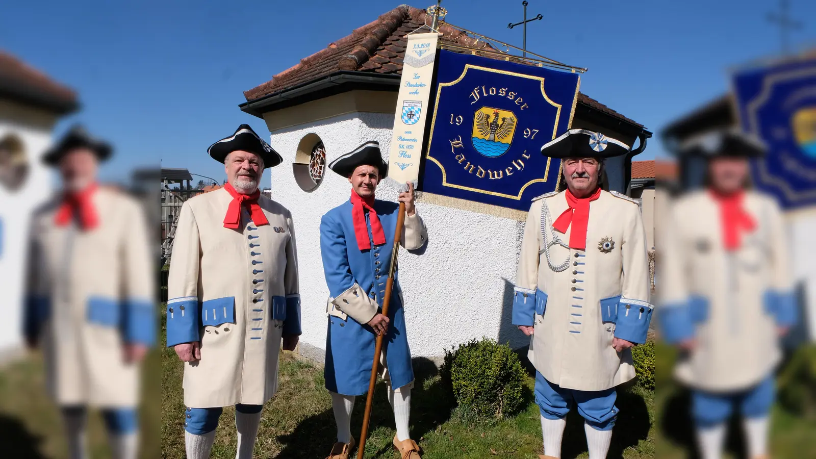 Voller Stolz sind 2. Kommandant Manfred Bäuml (links) und 1. Kommandant Franz Schmidt (rechts), dass sich Daniel Gonsior (Bildmitte), ein echtes Flosser Gewächs, als Standartenträger bereitfand. (Bild: Fred Lehner)