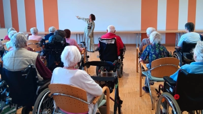 Märchenerzählerin Maria Magdalena Gonzalez Atao von Märchenland e.V. im Clementine von Wallmenich-Haus. (Bild: Janine Schuster)