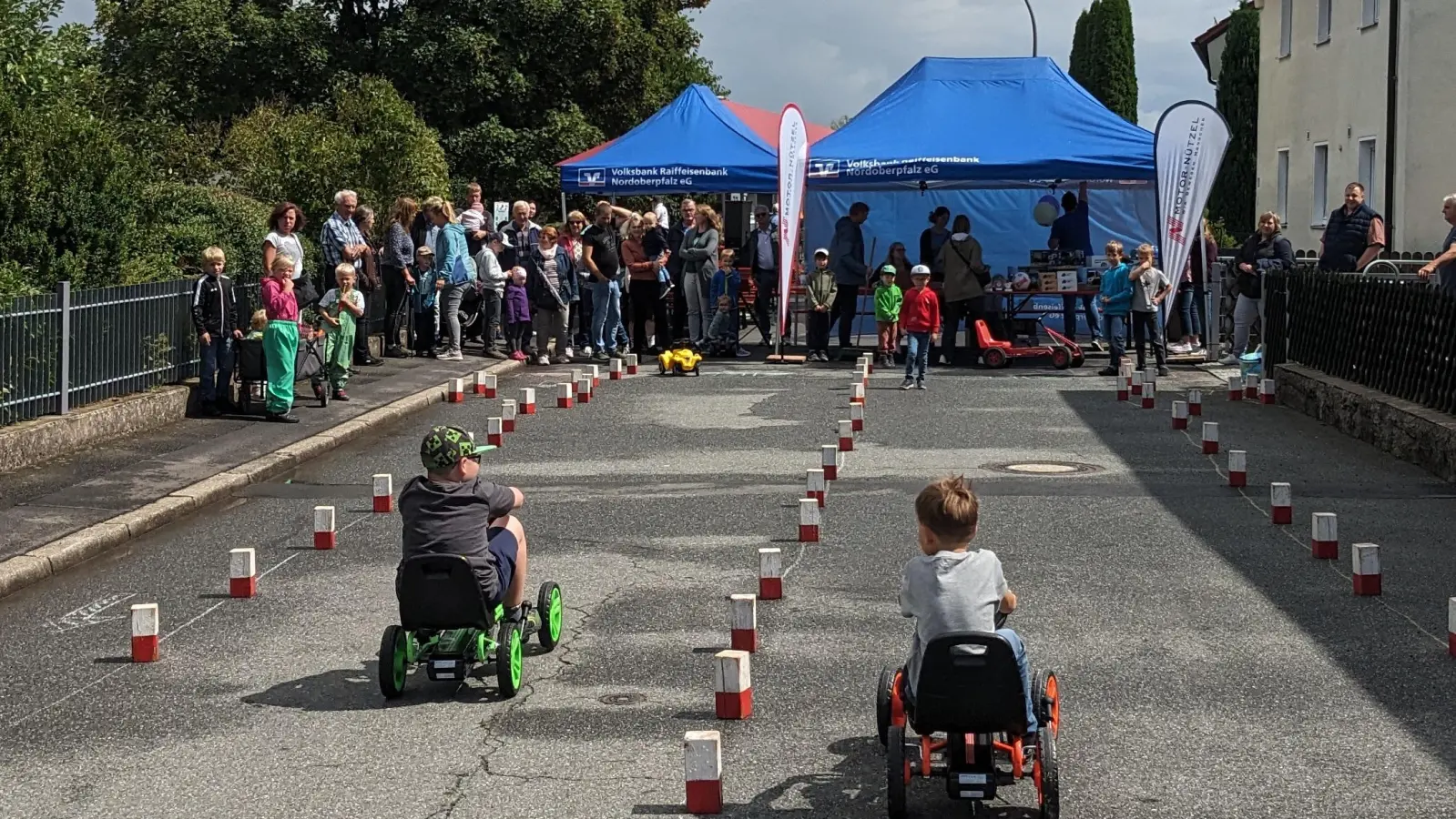 Kettcar-Rennen im Rahmen des 4. Spielplatzfests der CSU Erbendorf (Bild: Dominik Vollath)