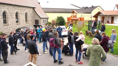 Die beiden Feuerwehren aus Spielberg und Neudorf beim „Emmausgang - Start” am Dorfplatz in Spielberg. Mit dabei die beiden Vorsitzenden Andreas Götz - Neudorf (Hinten Zweiter von rechts) und Thomas Schwab - Spielberg (Hinten rechts). (Bild: Franz Völkl)