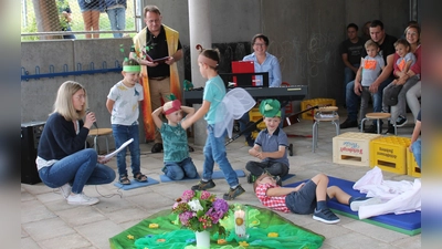 Vorschulkinder erzählten die Geschichte der Raupe Elli (Bild: Ursula Zimmermann)