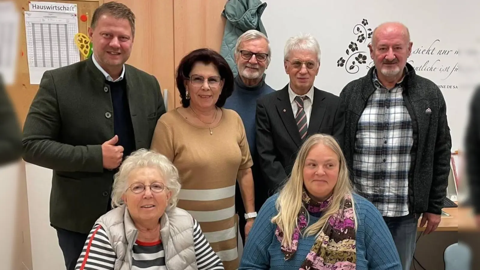 Die engere Kreisvorstandschaft. Vorne sitzend (v. li. n. re.) Marianne Scheffler, Schatzmeisterin; Sabine Kirchmann, Geschäftsführerin; hinten stehend (v. li. n. re.) 1. BGM Stefan Grillmeier; Maria Siller, Schriftführerin; Helmut Plommer, Stv. Kreisvorsitzender; Edwin Ulrich, Kreisvorsitzender; Helmut Wildenauer, Stv. Kreisvorsitzender. (Bild: Daniela Wiesner)
