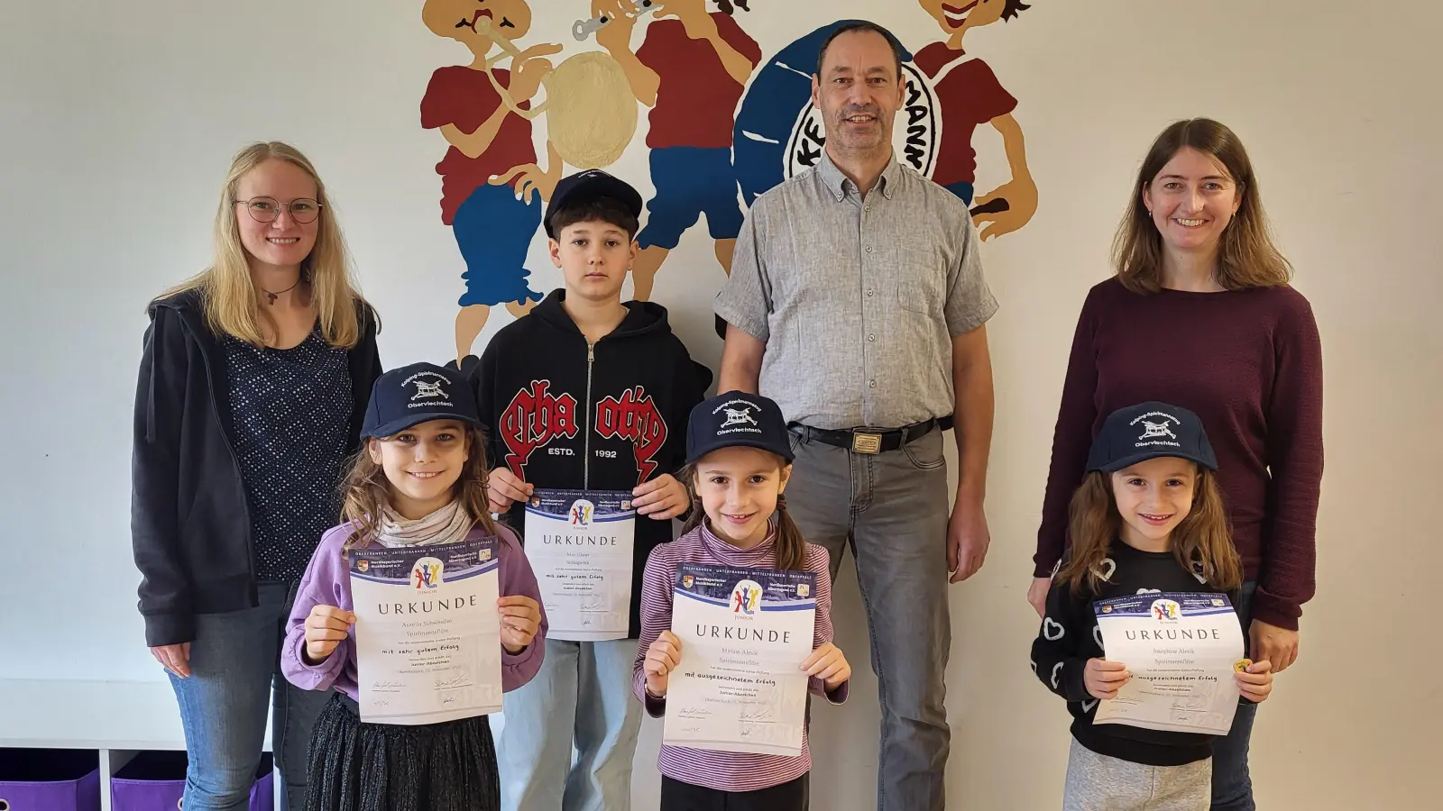 Die jungen Musiker nach bestandener Juniorprüfung mit Prüfer Reinhard Lößl, Prüferin Julia Busch (links) und Ausbildungskoordinatorin Judith Schneeberger.<br> (Bild: Christoph Ahlemeyer)