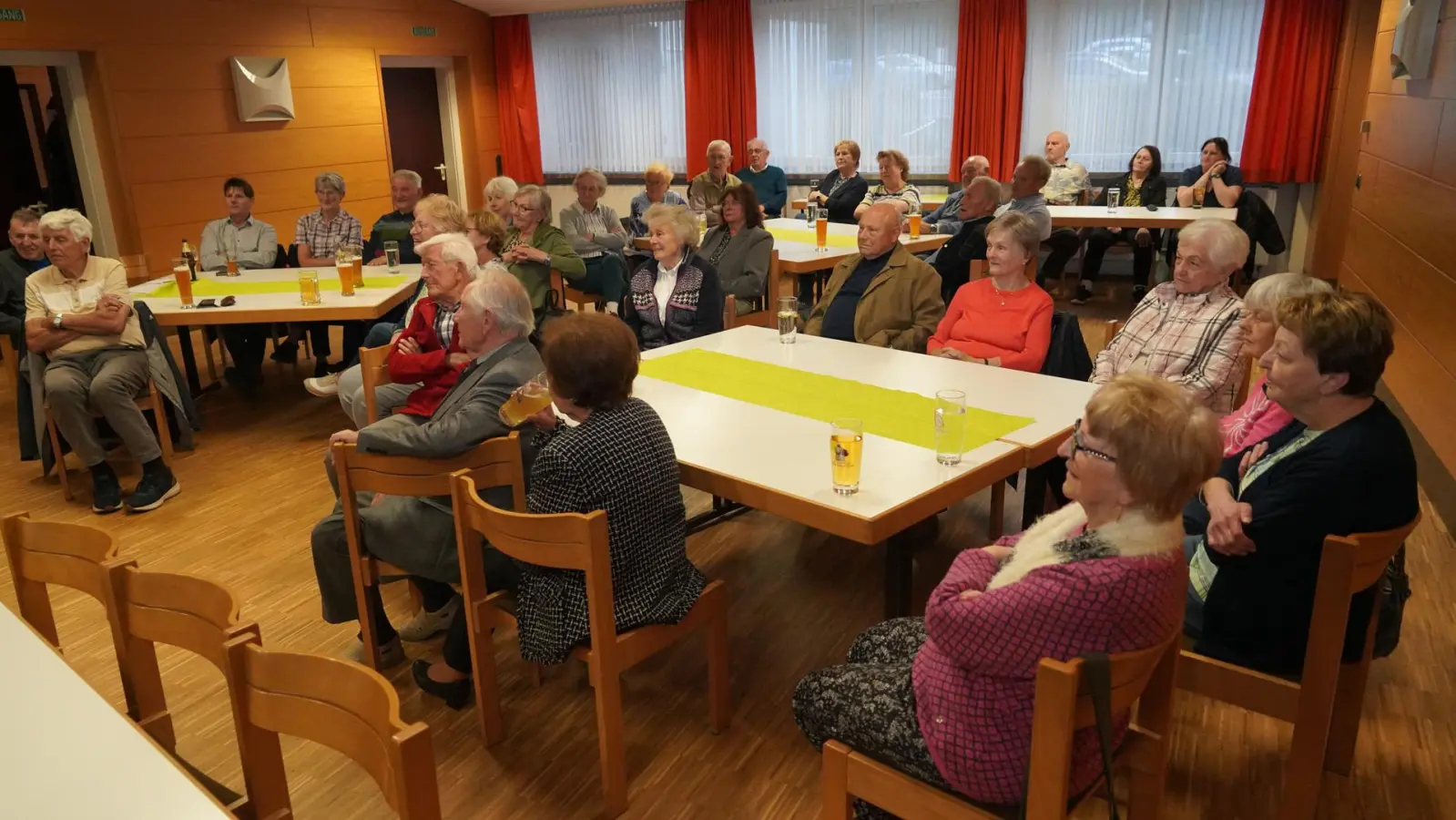 Fasziniert und amüsiert verfolgten die Gäste die Ausführungen von Martin Stangl. (Bild: Alois Schröpf)