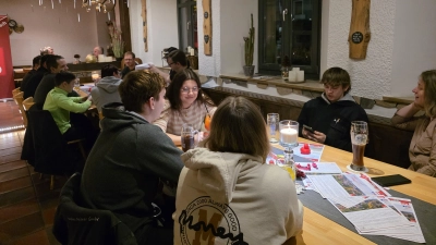 Angehende Wähler informieren sich auf Einladung des SPD Ortsverbandes (Bild: Eva Bößl)