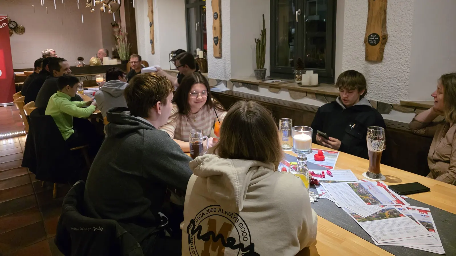 Angehende Wähler informieren sich auf Einladung des SPD Ortsverbandes (Bild: Eva Bößl)