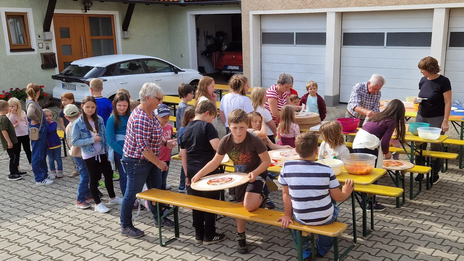 Im Hof von Rudi Braun wurden die Pizzas belegt. (Bild: Josef Glas)
