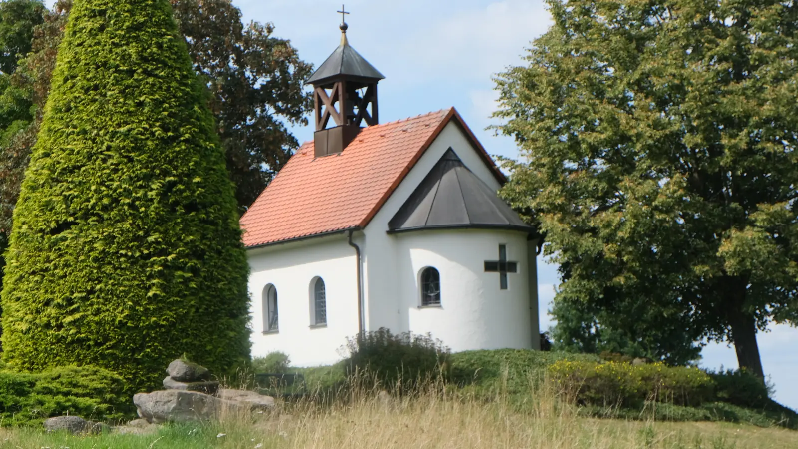 Beim Rundweg ums Flosser Land (Jahrhundertweg) soll es schöne Ansichten, geschichtsträchtige Anlagen und Plätze, wie hier in der Neustädter Straße an der Gollwitzer-Gedächtniskapelle geben. (Bild: Fred Lehner)