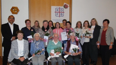 Die Vorstandsdamen und Neumitglieder des KdFB Schlicht mit den anwesenden geehrten Mitgliedern: (stehend v.li.) Pater Jimmy, Regina Freitag, Stefanie Kohl, Christine Lukesch, Mareike Hüttner, Daniela Wismeth, Melanie Sachsenhauser, Gabi Kohl, Christine Nicholas, Anita Specht, Kerstin Aufschneider, Maria Hefner, (sitzend v.li.) Christa Münster, Anna Edl, Maria Lehner, Anna Bummerl (Bild: Christa Münster)