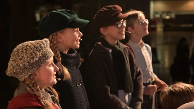 „Eine Weihnachtsgeschichte” - der Kinderchor gibt seine Lieder zum Besten. (Bild: Jochen Schwab)